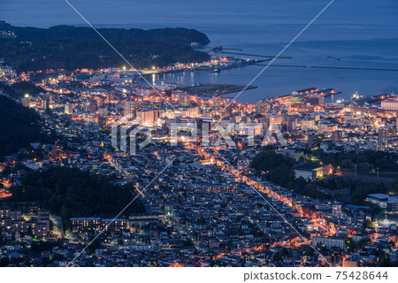 Night view of Otaru city from Mt. Tengu 75428644