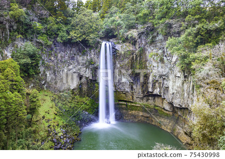 Gorogataki, a famous waterfall with a head of 50 meters (Yamato-cho, Kamimashiki-gun, Kumamoto Prefecture) 75430998