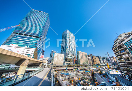 澀谷站和摩天大樓前的日本東京城市景觀再開發項目（右前正在重建的櫻丘口口地區） 75431094
