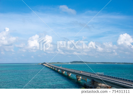 宮古島的鈷藍色景觀 宮古島的鈷藍色景觀 75431311