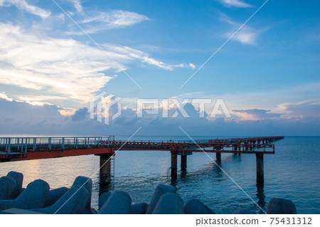 宮古島的鈷藍色景觀 宮古島的鈷藍色景觀 75431312