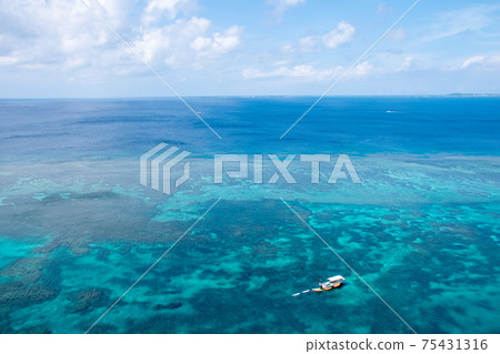 宮古島的鈷藍色景觀 宮古島的鈷藍色景觀 75431316