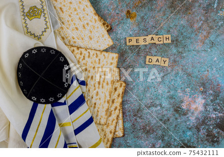 Jewish family holiday Passover on matzah the pesach celebration Jewish family holiday Passover on matzah the pesach celebration 75432111
