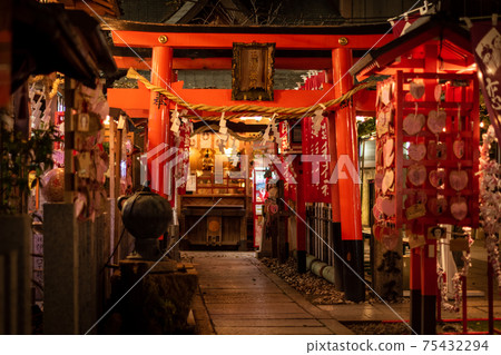 晚上在Sonezaki的第一個天神神社 75432294