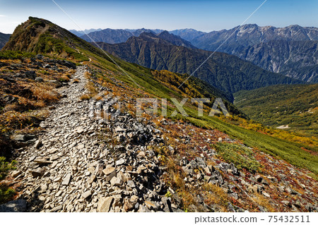 Nunobikiyama, Harinokidake and Tateyama mountain range seen from Kashimayarigadake mountain trail 75432511
