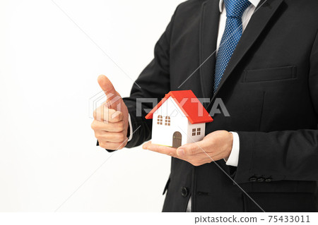 Real estate image Custom-built house 75433011