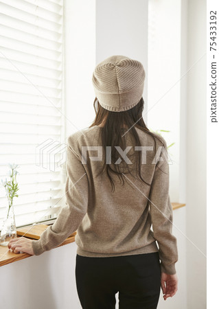 Back wearing a hat 75433192