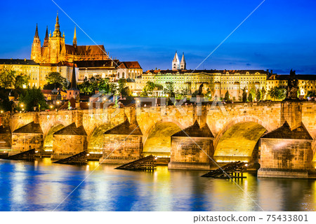 Charles Bridge, Prague Castle, Czech Republic 75433801