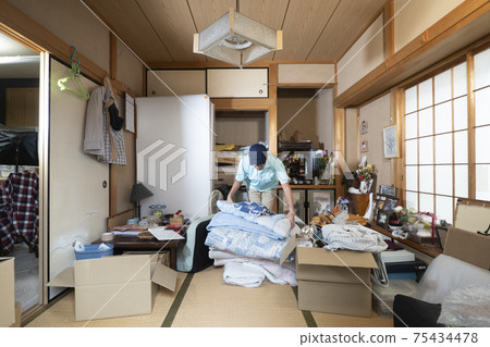 男工人清洗壁櫥 男工人清洗壁櫥 75434478