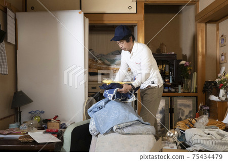 男工人清洗壁櫥 75434479