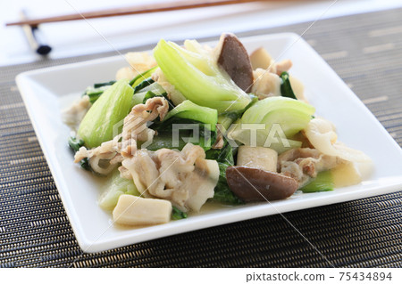 Stir-fried pork, bok choy and king trumpet Stir-fried pork, bok choy and king trumpet 75434894