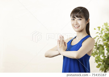 A woman who poses yoga A woman who poses yoga 75435167