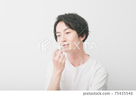 男士化妝品（潤唇膏） 75435548
