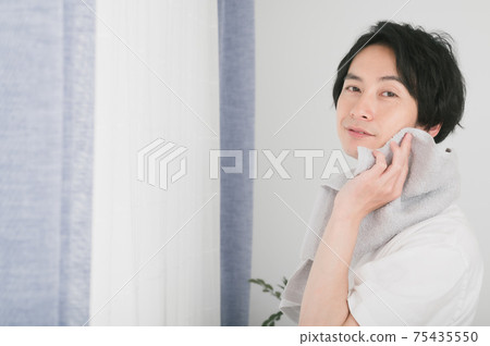 男士美容(用洗臉巾擦臉的男人) 男士美容(用洗臉巾擦臉的男人) 75435550