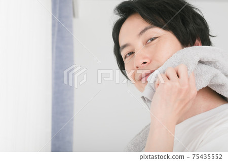 男士美容(用洗臉巾擦臉的男人) 男士美容(用洗臉巾擦臉的男人) 75435552