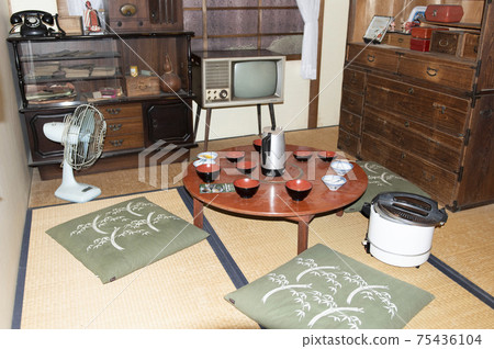 [昭和圖像]古老的日本客廳，帶有小步舞。 75436104