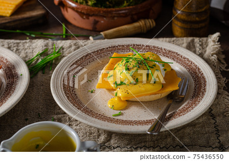 Delicious eggs benedict Delicious eggs benedict 75436550