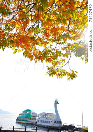 Autumn leaves and Lake Inawashiro (Fukushima Prefecture) Autumn leaves and Lake Inawashiro (Fukushima Prefecture) 75437470