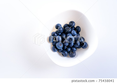 藍莓放在碗裡 75438041