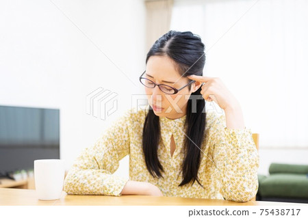一個擔心的女人 一個擔心的女人 75438717
