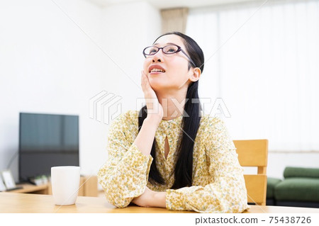 A woman who is worried 75438726