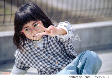 女孩擔心沮喪 75439205