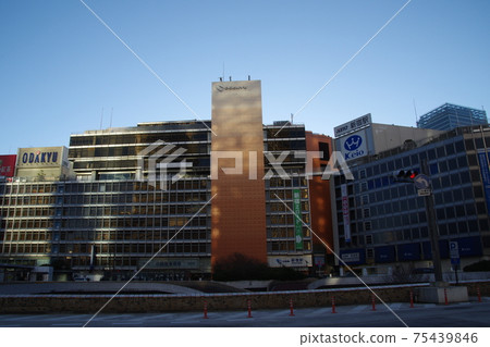 Shinjuku Station West Exit 1 early morning before sunrise 75439846