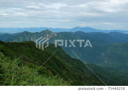 Joshinetsu：初葉的內葉山積雪充滿了新鮮的綠葉，這是初夏的景色 75440258
