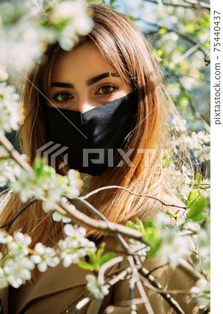 woman in mask 75440437