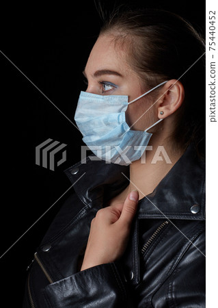 woman in mask 75440452