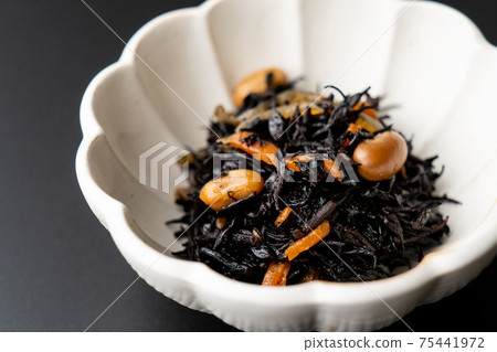 煮熟的羊栖菜 煮熟的羊栖菜 75441972