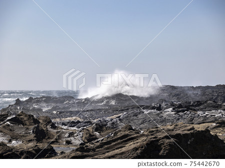崎崎的波濤洶湧的大海和白浪 崎崎的波濤洶湧的大海和白浪 75442670