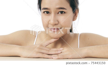 Beauty woman with perfect nude make-up 75443150