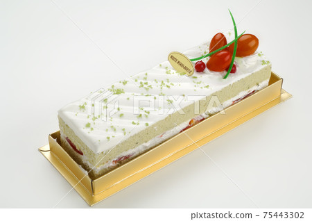 Nutritious and delicious fresh dessert cake 75443302