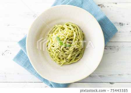 Spaghetti with basil sauce taken from a bird's-eye view Spaghetti with basil sauce taken from a bird's-eye view 75443385