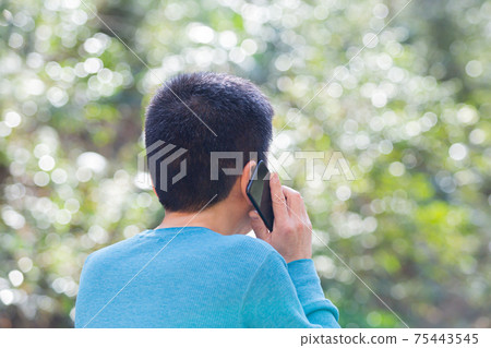 打電話的人的後面觀點上身 75443545