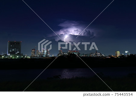 雷雨照在積雨雲中的照片 75443554