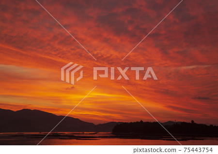 A beautiful sunrise that dyes the shadow of Asashima in Setouchi A beautiful sunrise that dyes the shadow of Asashima in Setouchi 75443754