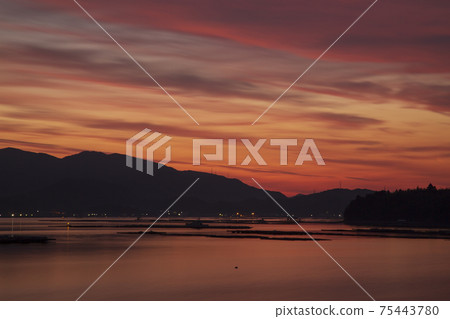 The beginning of the sunrise that dyes the sea of the morning calm in Setouchi 75443780