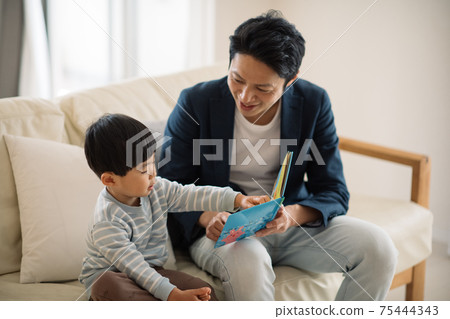 An image of a man who is active in raising children and fathers who read picture books for children An image of a man who is active in raising children and fathers who read picture books for children 75444343