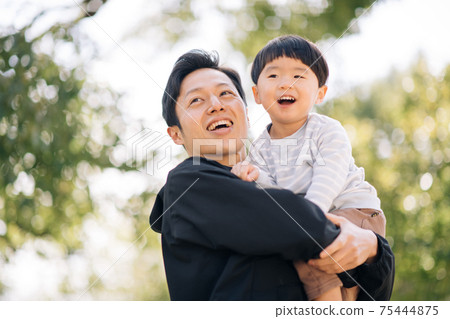 Image of a man who is active in fathers and childcare playing with children 75444875
