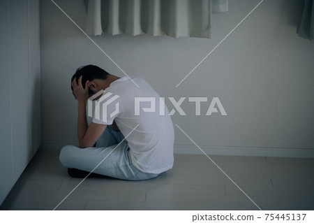 沮喪的男人和退縮男人的形象 75445137