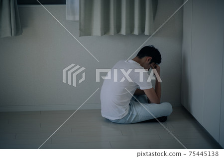 沮喪的男人和退縮男人的形象 75445138