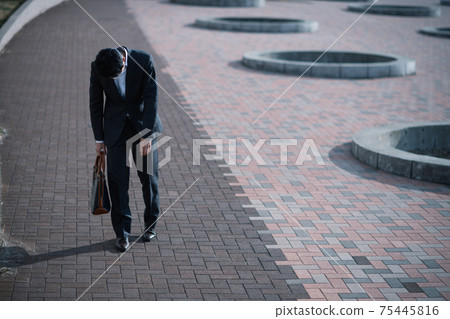 沮喪的人走著/擔心的人穿西裝 75445816