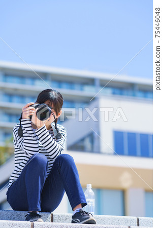 Camera girls shooting spring 75446048