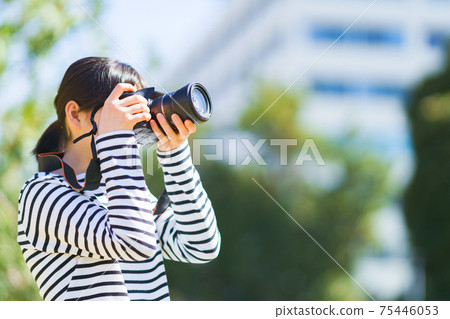拍攝春天的相機女孩 拍攝春天的相機女孩 75446053