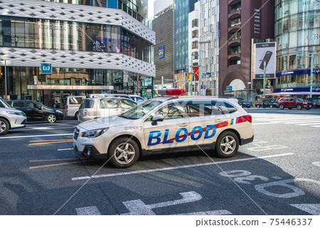 日本的東京都市風景穿過銀座4丁目十字路口的供血車 75446337