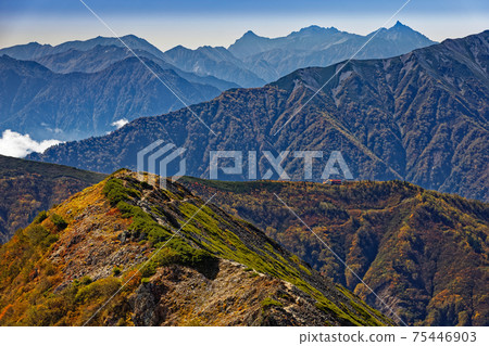 Nunobikiyama / Taneike Sanso and Yari / Hotaka mountain range seen from Kashimayarigadake ridgeline 75446903