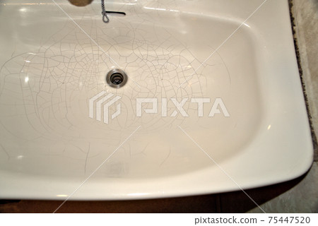 洗手盆中的網狀裂紋和填縫劑上的黴菌 75447520