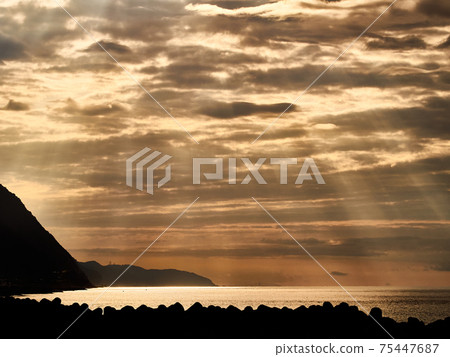 Autumn afternoon, the scenery of the light beam shining through the clouds and the Sea of Japan Itoigawa City, Niigata Prefecture 75447687